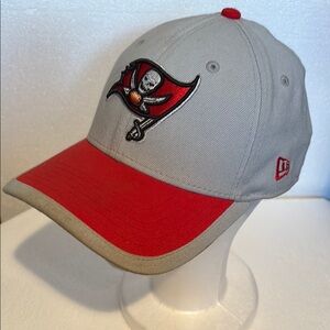 New Era 39thirty Tampa Bay Buccaneers baseball hat Gray and Red fitted Sm -Med